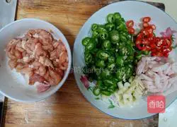 Illustration of how to make homemade shredded pork with green pepper 1