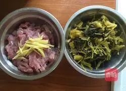 Illustration of how to make shredded pork noodles with pickled vegetables 3