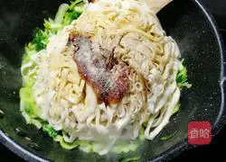 Illustration of how to make fried rape and egg noodles 13