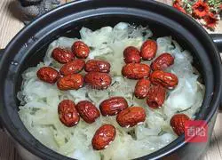 Illustration of how to cook apples and white fungus stewed 4