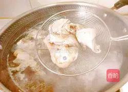 Illustration of how to make lettuce and chicken soup 4