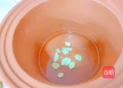 Illustration of how to make lettuce and chicken soup 7