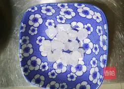 Illustration of how to make sweet-scented osmanthus and bayberry drink 2