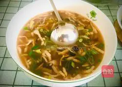 Hot and sour shredded pork soup recipe 9