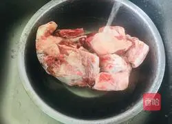 Illustration of how to make mutton stewed radish 1