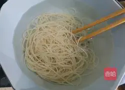 Illustration of how to make green pepper and shredded pork cold noodles 11