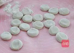 Illustration of how to make fried dumplings with pork and celery 6