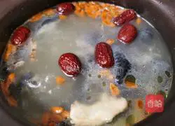Recipe for nourishing qi and blood, red dates, wolfberry, black chicken soup (nourishing medicinal diet) 3