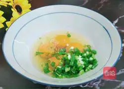 Illustration of how to make scrambled eggs with spinach buds 3