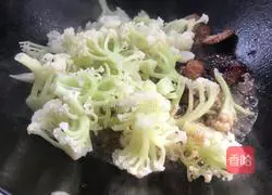 Illustration of how to make pork belly and cauliflower 4