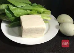 Illustration of how to make preserved egg and tofu soup 1