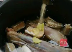 Illustration of how to make corn and mutton leg soup 3