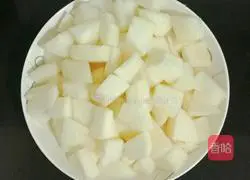 Illustration of how to make ginkgo, wolfberry and snow pear juice 3