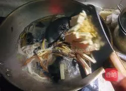 Illustration of how to make spicy and sour shredded pork soup 4