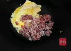 Illustration of how to make sausage and scrambled eggs 3