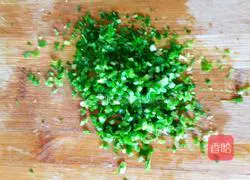 Illustration of how to make green onion baking soda biscuits 1