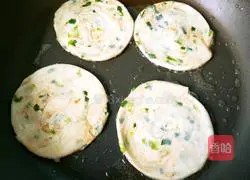 Illustration of how to make dumpling skin scallion pancakes 16