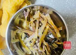 Illustration of how to make cuttlefish winter bamboo shoot soup 3