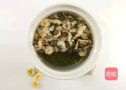Illustration of how to use chrysanthemum and mung bean drink to relieve fatigue and protect liver 3