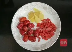 Illustration of how to make scallop, lotus root, peanut and pork bone soup 4