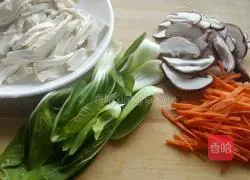 Illustration of how to make spicy and sour mushroom and tofu soup 1