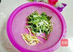 Illustration of how to make tomato crucian carp soup 2