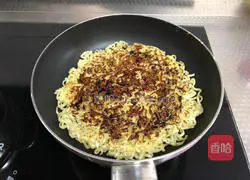 Illustration of how to make instant noodle egg pancake 10