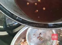 Illustration of how to make pork soup dumplings 12