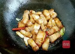 Illustration of how to roast pork with tea tree mushroom 7