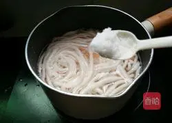 Illustration of how to make QQ noodles with shrimps and sauerkraut 6