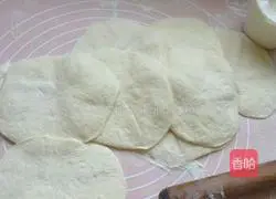 Illustration of how to make steamed buns stuffed with chives 7