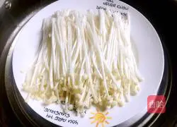 Illustration of how to make chopped pepper enoki mushrooms 2