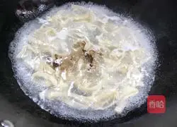 Sweet Potato Leaves and Shredded Pork Noodle Soup - Magical Illustration of how to make flour 11