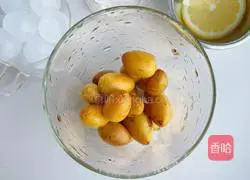 Illustration of how to make yellow-skinned sparkling water in summer 2