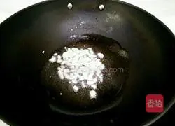 Illustration of how to stir-fry yuba with black fungus 3