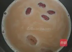 Illustration of how to make red date milk tea 3