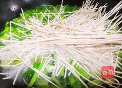Illustration of how to make boiled celery noodles 5