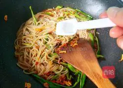 Illustration of how to make fried rice noodles with fish flavor and eggs 13