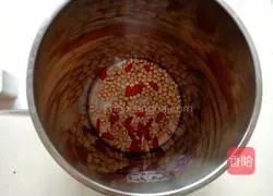 Illustration of how to make wolfberry walnut soy milk 4