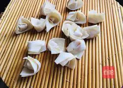 Illustration of how to make chicken wontons in clear soup 6