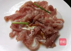 Illustration of how to make shredded pork noodles with pickled vegetables 1