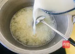 Illustration of how to make glutinous rice and egg drop soup 2
