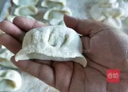 Illustration of how to make steamed pork and green pepper dumplings 12