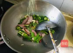 Illustration of how to stir-fry bacon with green pepper 5