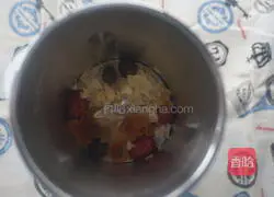 Illustration of how to make red dates, tremella, peach gum and longan soup 5