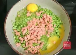 Illustration of how to make pea, ham and egg cake 4