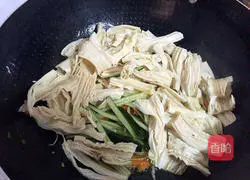 Illustration of how to stir-fry yuba 6