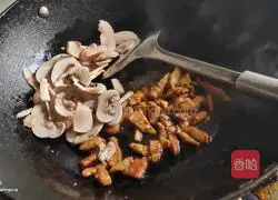 Illustration of how to make pickled vegetables, shredded pork and mushroom rice cake soup 4