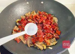 Illustration of how to make spicy stir-fried small intestine 10