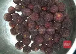 Illustration of how to make sweet and sour bayberry soup 1